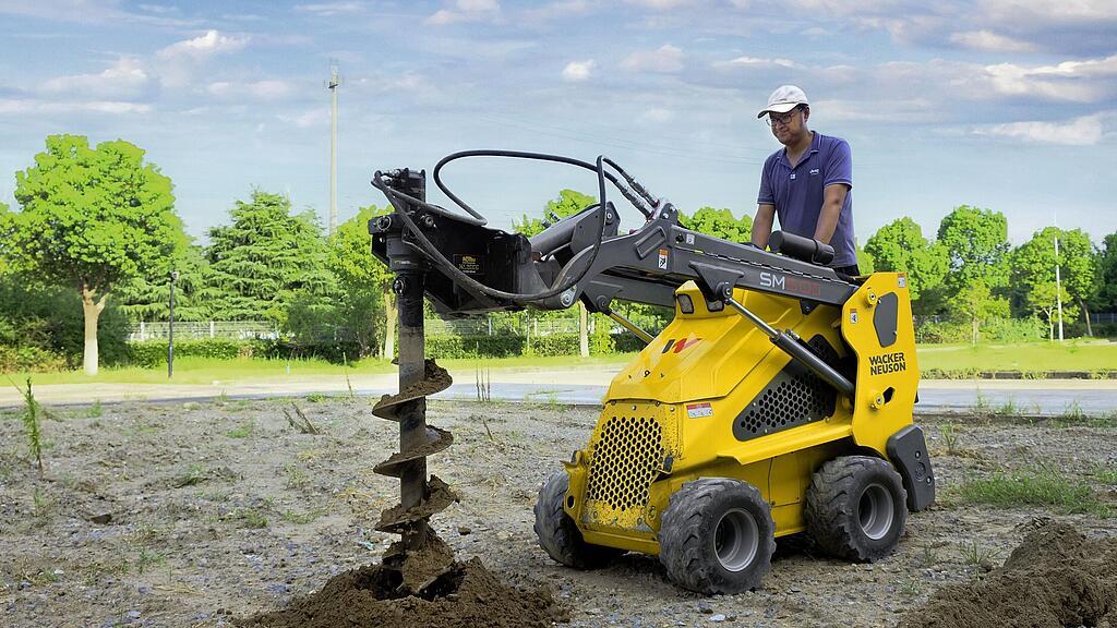 Mini nakladač na kolieskach so šnekom v akcii