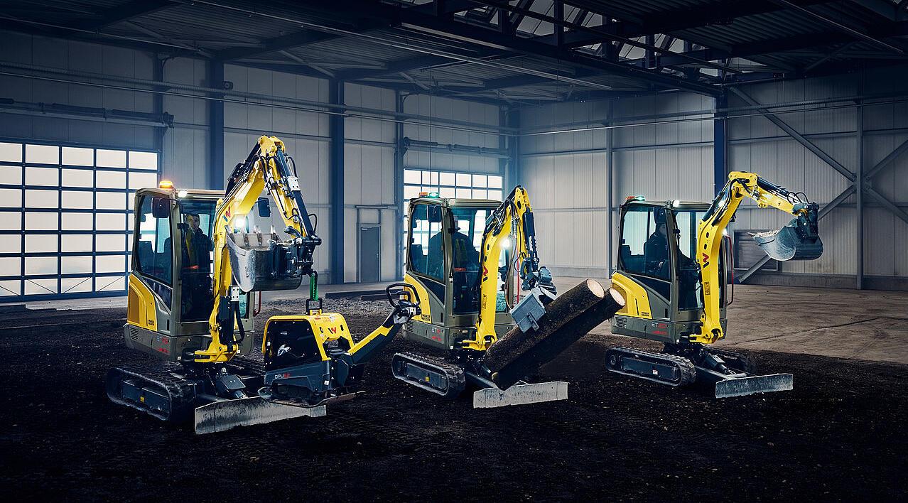 minibagry v rade v priemyselnej hale
