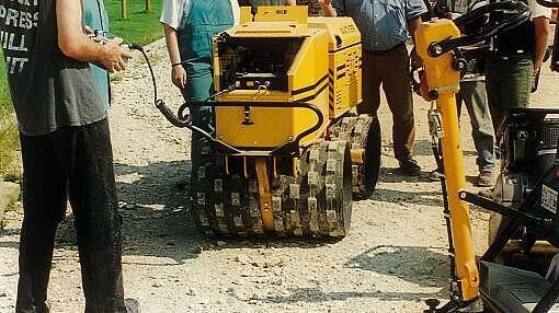 Prvý univerzálny valec s lomeným kĺbom RT820 v akcii.