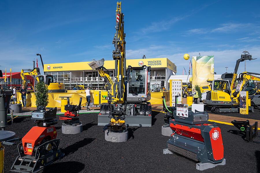 Kolesové rýpadlo EW100 s prídavnými zariadeniami na veľtrhu Bauma 2022