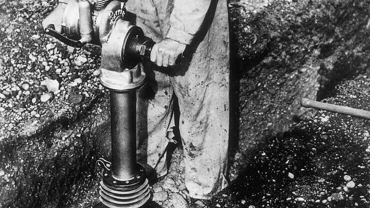 Historické dusadlo so spaľovacím motorom v akcii.