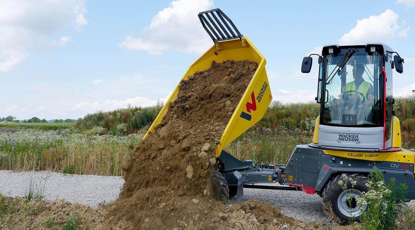 sklápacie vozidlo s otočným sedadlom na stavenisku
