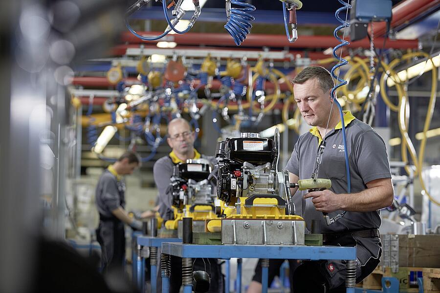 Výroba vibračnej dosky na zhutňovanie pôdy v závode Wacker Neuson Reichertshofen. 