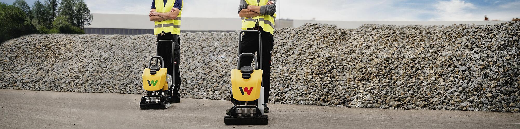 Vibračné dosky Wacker Neuson APS a BPS so stavebnými robotníkmi na stavenisku.