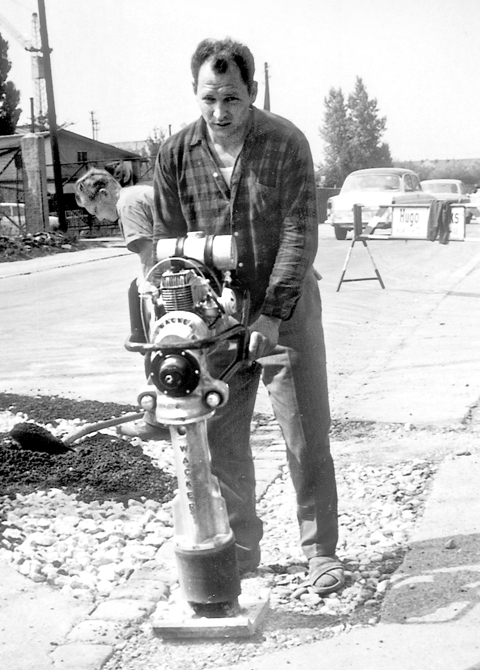 Starší vibračný valec značky Wacker Neuson používaný na zhutňovanie pôdy v počiatočnej fáze výstavby ciest